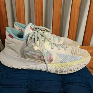 Nike Kyrie Flytrap 5 in the "1 World 1 People" Men Sz 7.5